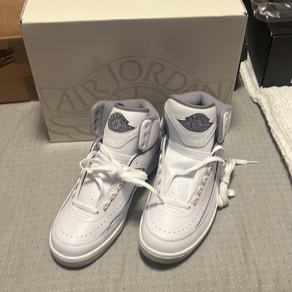 Brand New Sz 10 Air Jordan 2 Retro Cement Grey w/ Box (damaged)